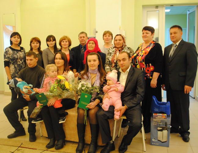 14:06 Шемуршинский район: в преддверии празднования Дня матери в отделе ЗАГС состоялось чествование матерей и новорожденных